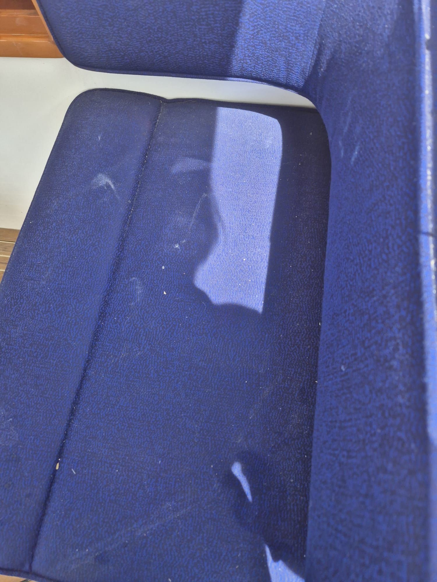 Seduta imbarcazione in tessuto blu prima della pulizia