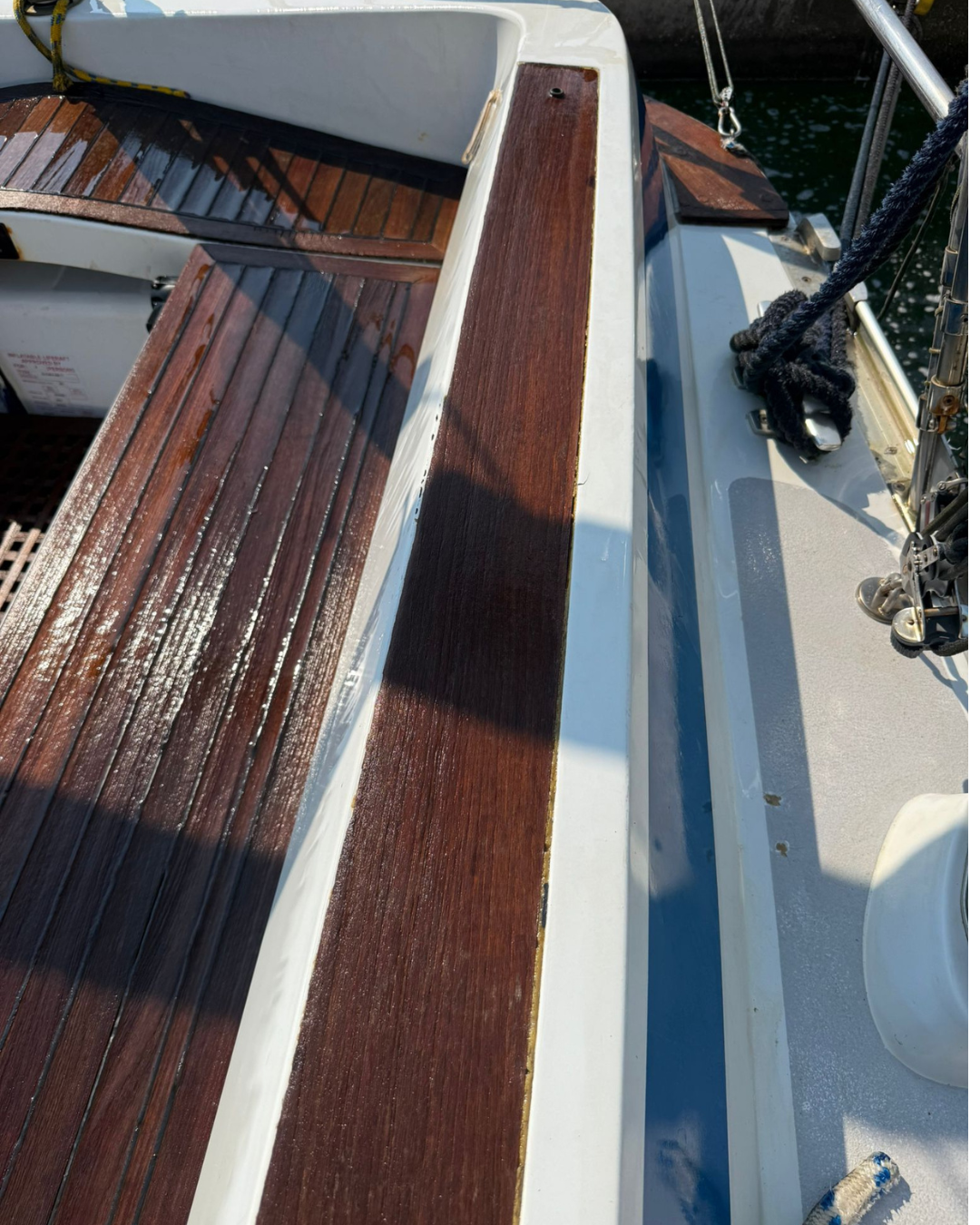 Teak lucidato dopo trattamento su barca a vela