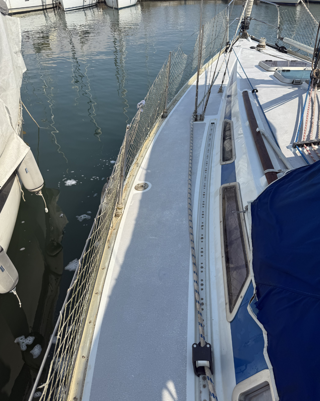 Coperta di barca a vela pulita e in ordine