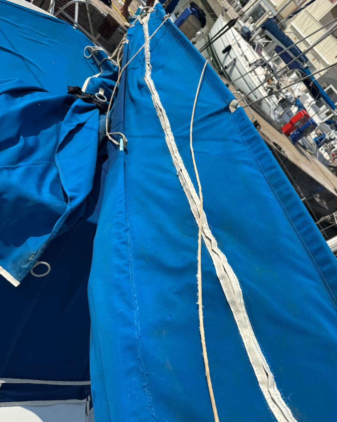 Capottina in tessuto blu prima del lavaggio